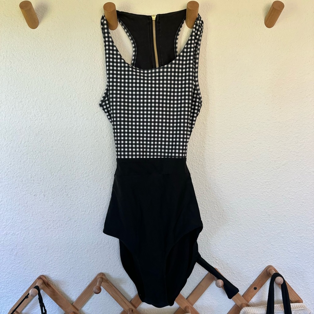 Albion Fit Siren
One-Piece swimsuit
Women’s size medium
Black and white gingham
